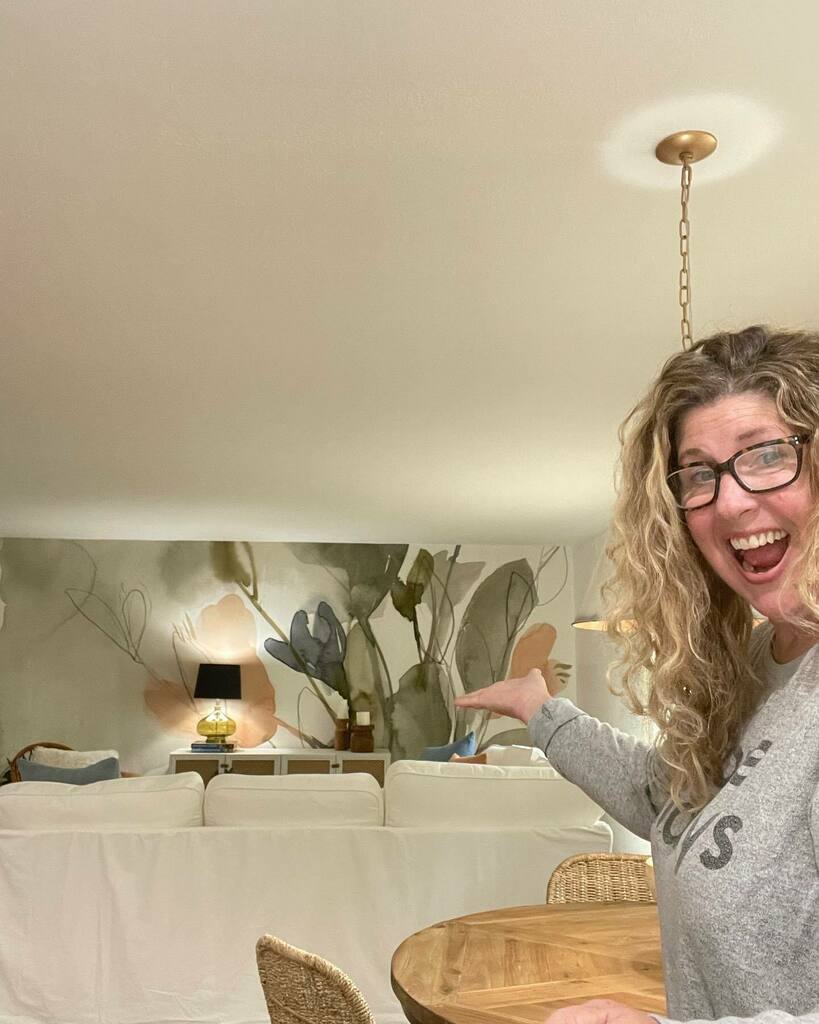 Happy Friday friends!!! Taking a time-out from all the kitchen things to pretty up the other side of the room. I’m absolutely in love with this wall mural from @photowall_sweden it’s the perfect #moderncottage vibe for the new Airbnb and it looks soooo p… instagr.am/p/CVnbWKgF1Qc/
