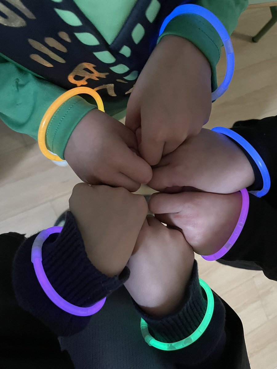 ninesInfantil's tweet photo. Felices por haber conseguido las pulseras de luz que nos protegerán de nuestros miedos. #halloween2021  #infantil @oloramar_ @el_profe_josete  @CeipMenendezyP @beleninfantil https://t.co/KpN8Hub4ND