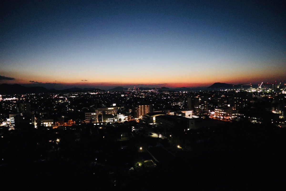 tamamonodane's tweet photo. 辺りが暗くなった時間帯が写真映えすると思う方もいらっしゃるかもしれません。

勿論夜も素敵ですが、個人的にオススメなのは日が沈みかけた頃合いです。

こちらは天守前で撮影した写真。
どの時間帯に訪ねても美しい景色が楽しめますよ！
#丸亀城
#ニッカリ青江
#ニッカリ青江公開プレミアムマンス https://t.co/XYSSpqhU9n