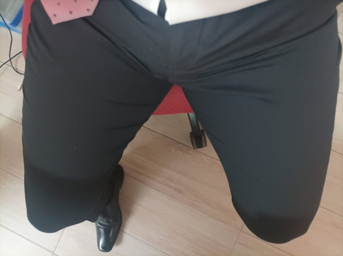 SuitManMx's tweet photo. Buenos días! Listo para la oficina… quién me ayuda @mexico_chacales @MayatesCuerna #mensuit #traje #hombre #gay #bulto #FolloMe #bultoenorme https://t.co/gdwEIpVSuB