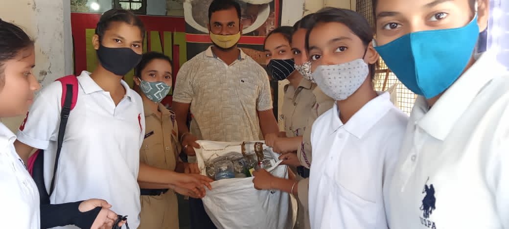 GDC_RS_Pura_NCC's tweet photo. 2J&amp;KGirlsBN,GDC RS Pura cleaned clg premises and collected plastic to make the clg plastic free zone.The cdts also performed door to door visits to creste awareness against single use plasitc and collection the plastic waste from houses in the vicinity of the clg.
@DteJKL
@adgpi https://t.co/hL5AnHWLoQ