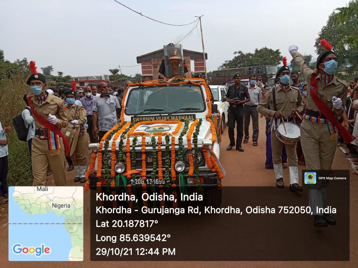 Debasis72754655's tweet photo. #SwarnimVijayVarsh
The Victory Flame was honoured at P N Autonomous College, Khorda on 29 Oct received by the Principal. 35 cdts of 6 Bn NCC, Puri and ANO took part along with other students and Staff of the college.
@kalinga_sagar 
@HQ_DG_NCC 
@konarkkids https://t.co/qpa45jQVAd