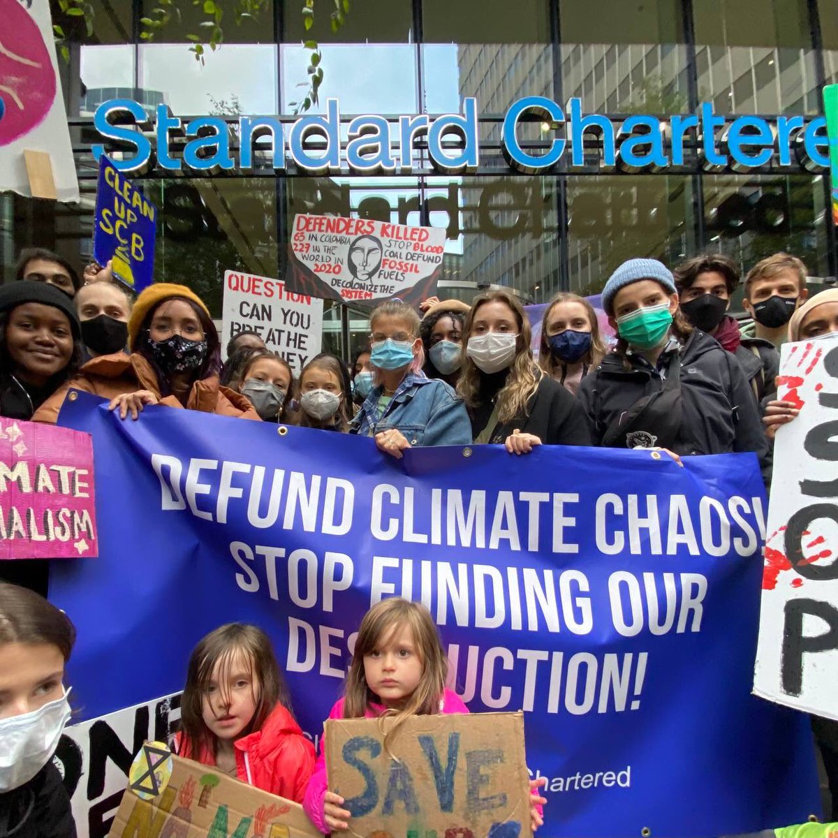 School strike week 167. Today we’re outside @StanChart asking them to stop funding our destruction. Banks still pour fantasy amounts into fossil fuels, destabilising the planet and putting many people’s lives at risk. #FridaysForFuture #CleanUpStandardChartered #UprootTheSystem
