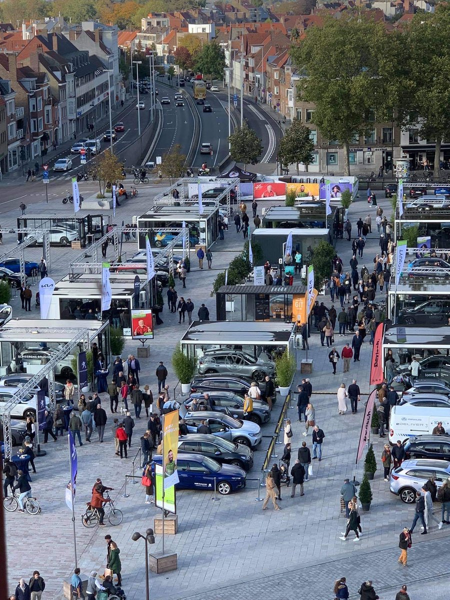 minouesquenet's tweet photo. #RijBatterij 2021 @StadBrugge was een succes:
๐4500 bezoekers kregen deskundig advies over #elektrischrijden
๐3.000 programmaboekjes verdeeld
๐60 verschillende #elektrische en #hybridische #wagens
Samen met #BruggeGeeftEnergie, #Eventique by D|M&S en concessiehouders: top! https://t.co/6QfxkvSGzM