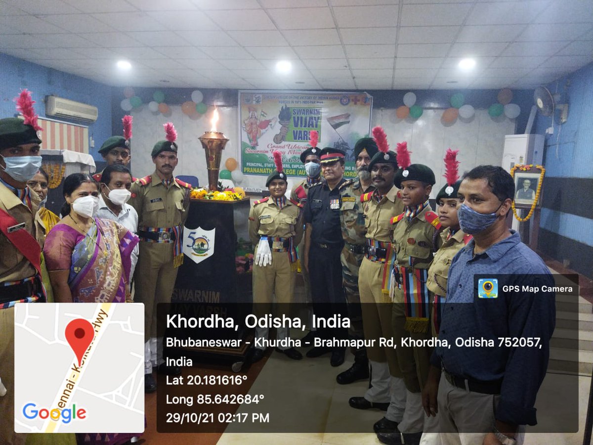 Debasis72754655's tweet photo. #SwarnimVijayVarsh
The Victory Flame was honoured at P N Autonomous College, Khorda on 29 Oct received by the Principal. 35 cdts of 6 Bn NCC, Puri and ANO took part along with other students and Staff of the college.
@kalinga_sagar 
@HQ_DG_NCC 
@konarkkids https://t.co/qpa45jQVAd
