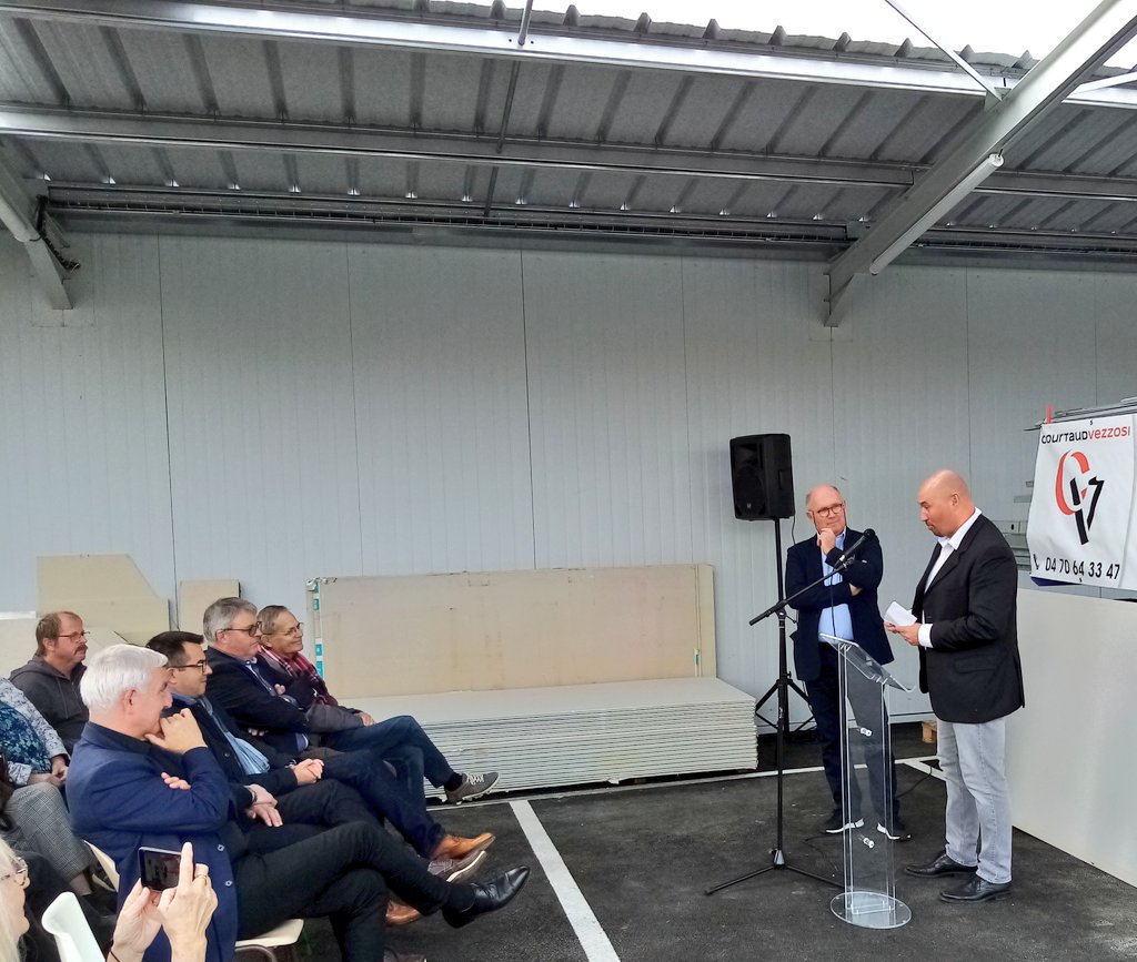 claude_riboulet's tweet photo. À #Malicorne, pour une belle transmission de l'entreprise Courtaud-Vezzosi, entre Philippe Vezzosi et Jérôme Courtaud, avec un bâtiment neuf, construit grâce au soutien du @Allierdpt. Merci à Philippe, acteur incontournable de la vie économique du bassin de Commentry ! https://t.co/JOF1tSWPiQ
