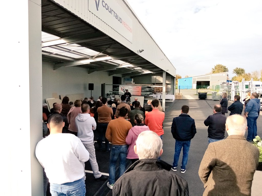 claude_riboulet's tweet photo. À #Malicorne, pour une belle transmission de l'entreprise Courtaud-Vezzosi, entre Philippe Vezzosi et Jérôme Courtaud, avec un bâtiment neuf, construit grâce au soutien du @Allierdpt. Merci à Philippe, acteur incontournable de la vie économique du bassin de Commentry ! https://t.co/JOF1tSWPiQ