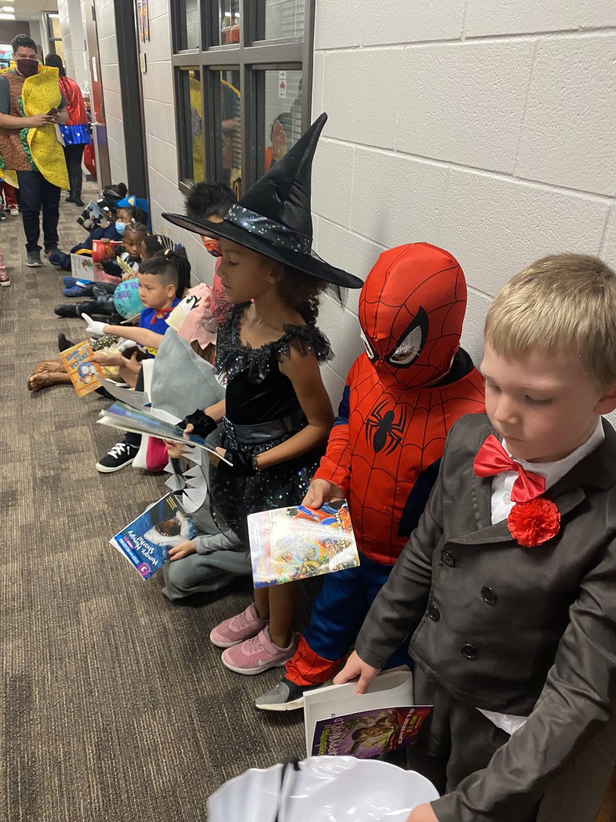 1stgraderocks1's tweet photo. Character parade! What a great way to end Respect Means week….. @HumbleISD_HE #respectmeans https://t.co/tSV3eNgbxH
