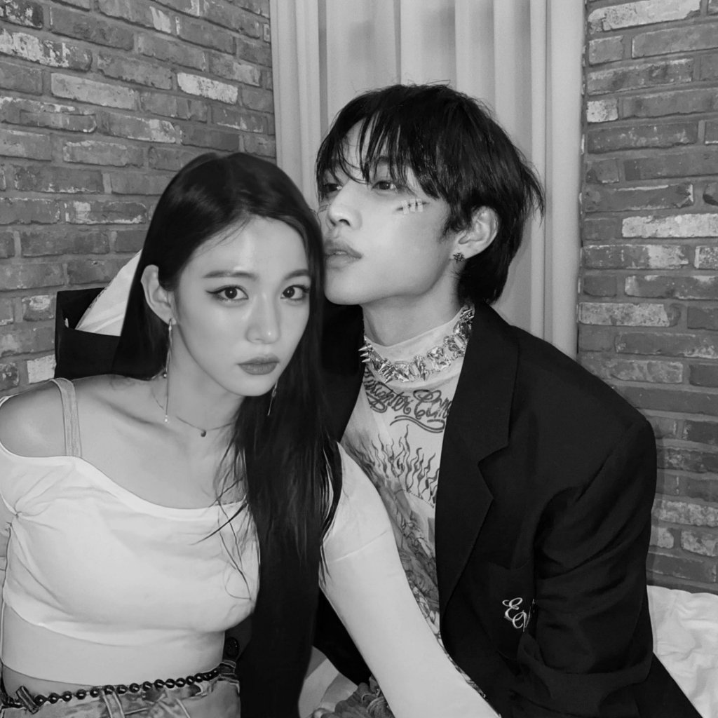 nissiniw's tweet photo. #sunchaeng said: who do u think you are? u can't sit with us https://t.co/K2saIKtA5S
