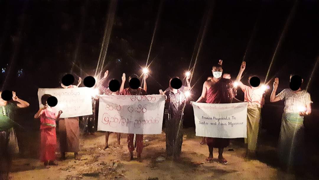 AyeMyatThaw's tweet photo. Despite having difficulties, the Pyigyitakun’s night strike led by a monk who is charged under section 505 (A) , was continued successfully tonight.   #WhatsHappeningInMyanmar #Oct29Coup #WarCrimesOfJunta https://t.co/5hx2zs28ap