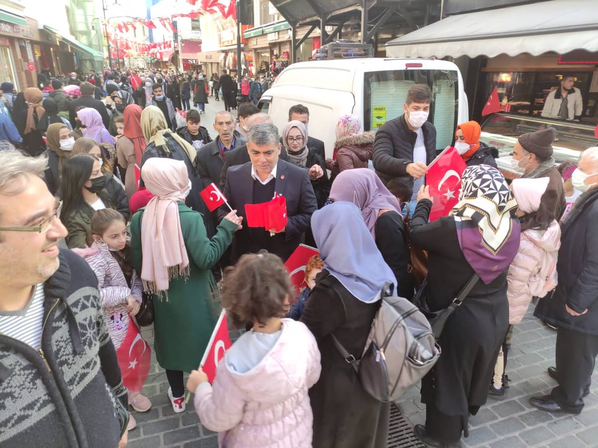 Cumhuriyet Bayramı münasebetiyle ilçe başkanımız sayın Lokman ÇELİK riyasetinde, teşkilat mensuplarımız #eyüpsultan Fahri Korutürk caddesi ve cuma pazarında esnaf ve halkımıza Türk bayrağı dağıtarak bayramlarını tebrik ettiler.
#cumhurtiyetbayramı 
#EyüpsultaniçinBizVarız