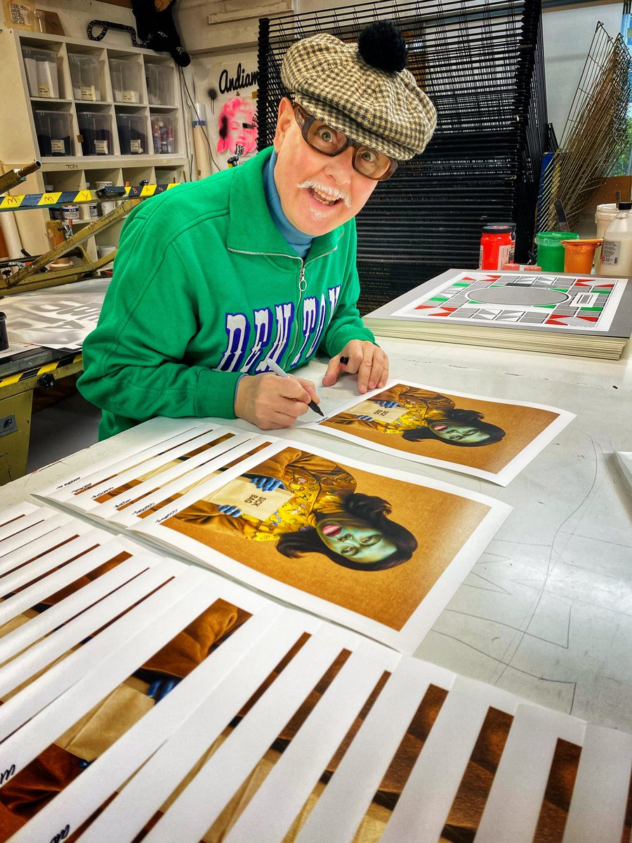 Green is the new black apparently. ⁦<a href="/Coy_Com/">Coy! Communications</a>⁩ ⁦@jealous_gallery⁩ ⁦<a href="/artcarbootfair/">Art Car Boot Fair</a>⁩ ⁦<a href="/katyschmaty/">Kate Henderson</a>⁩ ⁦@Joe_Giacomet⁩ #art #green #PowerofPuerility