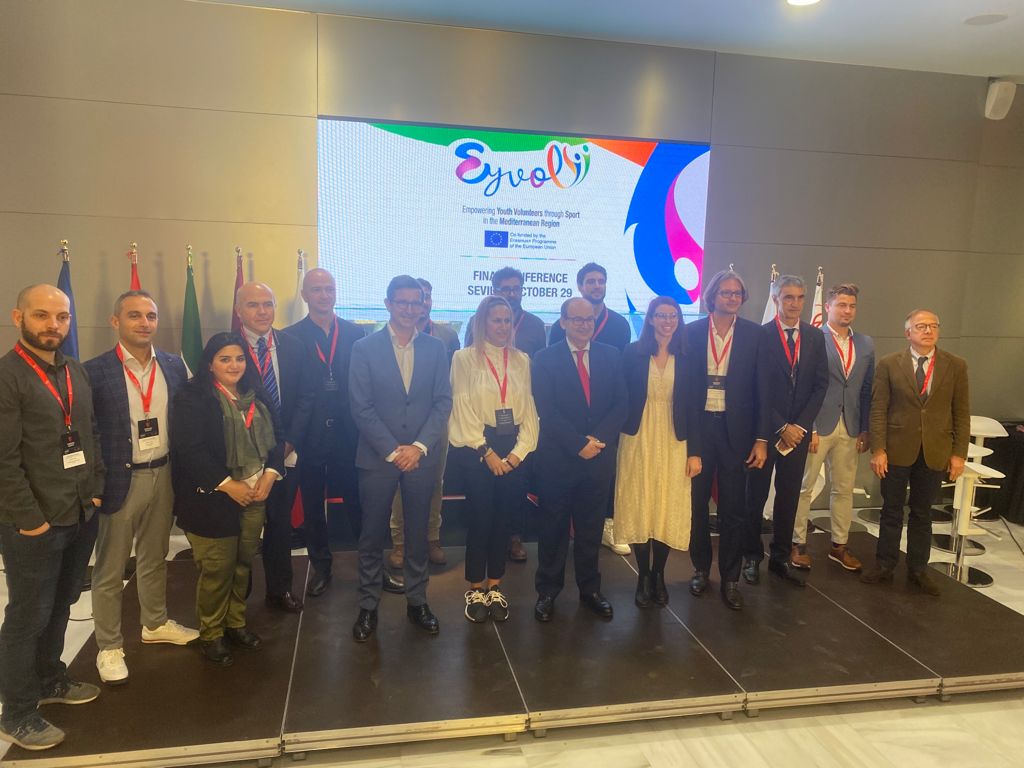 garagErasmus's tweet photo. The final conference of the #EYVOL project has taken place today in Seville.
During the last two years, we have developed innovative tools to enhance social #inclusion through sport ⚽️ volunteerism.
📸 Here the final picture of this event: thanks to everyone who made it possible! https://t.co/p2bOFoTpUS