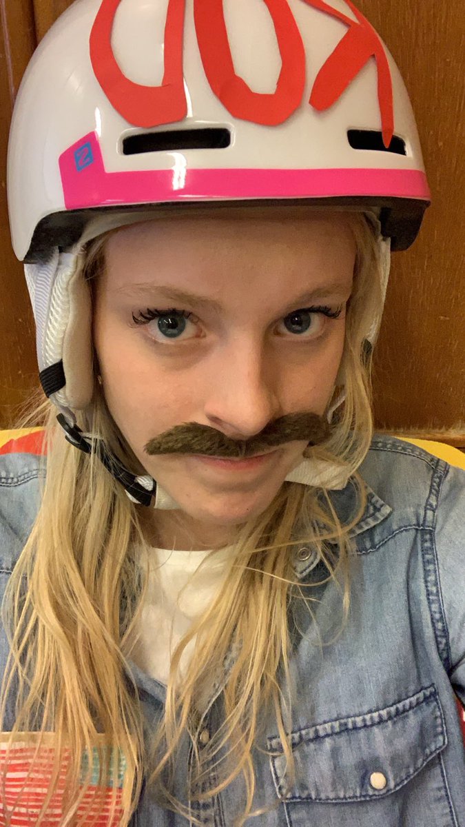 ra99a_b3ta's tweet photo. hver er ég? hint er með gula skikkju og er áhættuleikari🚵🏼‍♀️ giska plis það veit enginn https://t.co/jqiFqSHmwI