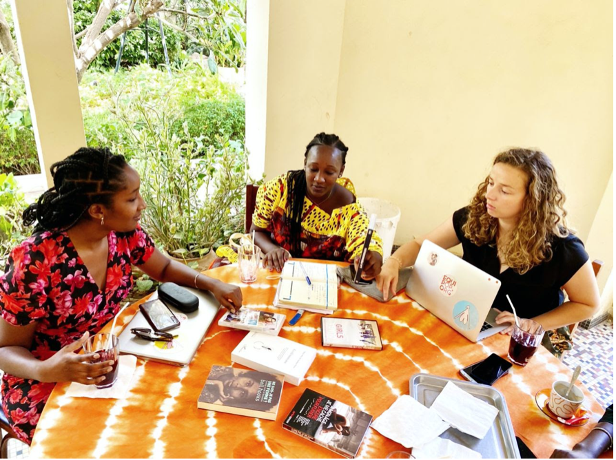 Equipop_Ong's tweet photo. L'équipe du projet #JeunesFéministes d'Afrique de l'Ouest (@elise_flt @mba_toulaye), accompagnée de @touly20 du @FeministesAO, était en Mauritanie pour une mission de préfiguration : voici les associations féministes et #DroitsDesFemmes que nous avons rencontrées👇 [THREAD] https://t.co/ugcnlbAShj