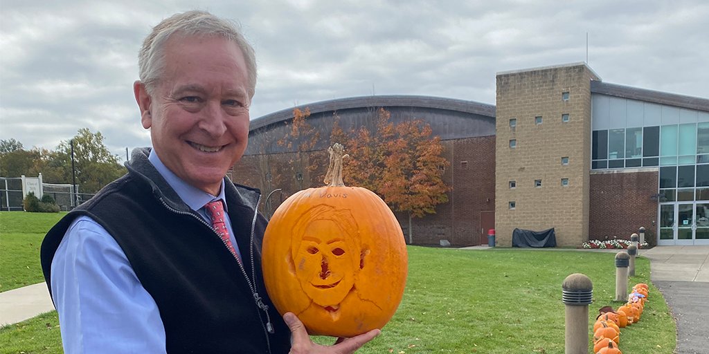 MarkCDavis7's tweet photo. No doubt about it, they captured my very essence. Thanks to Mrs. Gabriele's advisory @StLukesSchool for a pumpkin portrait I will never forget (and may eat). #stlukesct https://t.co/K1OylutO20