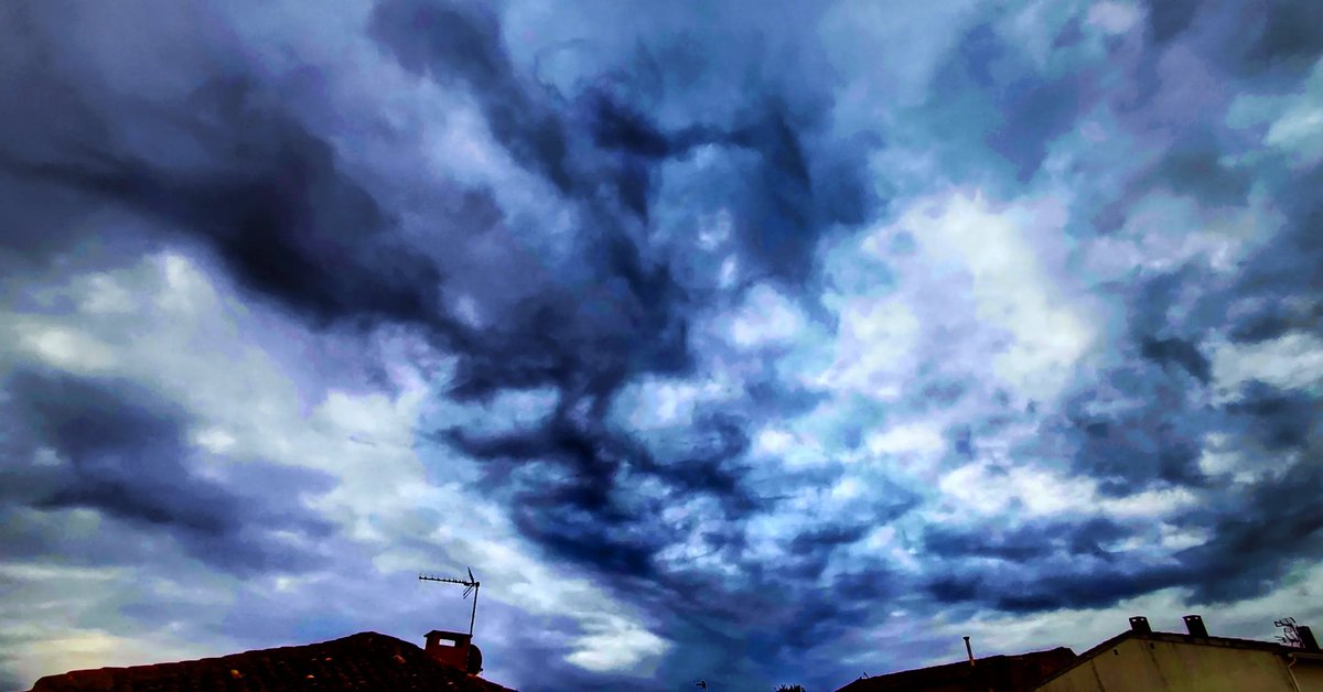 Hengarca's tweet photo. Llegó la tormenta...
#foto #pic #pics #tormenta #storm #picoftheday #blue #cielos #landscape #nubes #morning #goodmorning #azul #nubesgrises #fotografia #cielo #sky #photooftheday #dia #cloudscape #autumn
#buongiorno #automne #otoño #buenosdias #lluvia #rain https://t.co/otYDLLPeDV