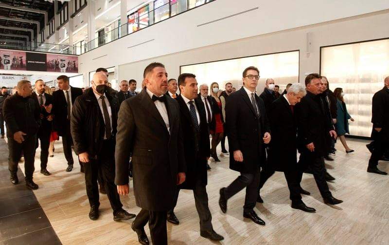 AnnTheSealover's tweet photo. Сертификат? Маска? Дистанца?

Извинете, заборавивме дека сте VIP личности и дека за вас не важат протоколи 🙄 https://t.co/w8Jrb9c5J4
