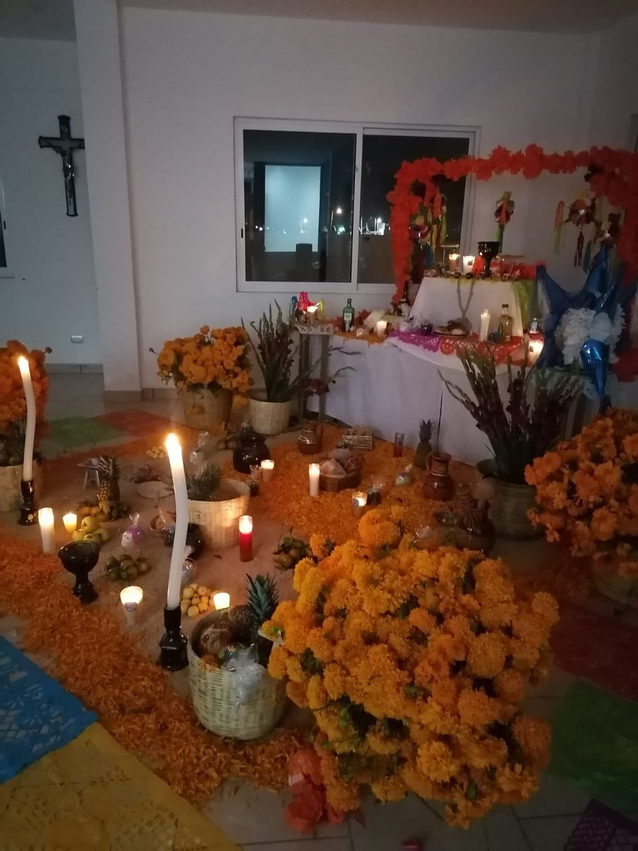 Integrantes del Comité colocamos una #TradicionalOfrenda en honor a quienes se nos adelantaron en el camino ¡Sigamos manteniendo vivas nuestras tradiciones y cultura!