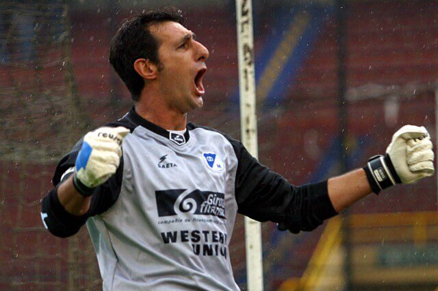 LPEmbajadora's tweet photo. Otros guardametas extranjeros 🌍 de gran paso por #Millonarios y su estatura:

Amadeo #Carrizo 🇦🇷 [1.88m]
Héctor #Burguez 🇺🇾 [1.86m]
Sergio #Goycochea 🇦🇷 [1.85m]
Nicolás #Vikonis 🇺🇾 [1.84m]
Julio #Cozzi 🇦🇷 [1.78m]
Wuilker #Fariñez 🇻🇪 [1.78m]
Alberto #Vivalda 🇦🇷 [1.78m] https://t.co/yYg1kjrHHW
