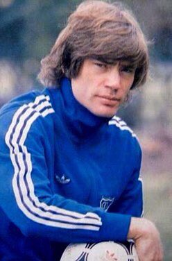 LPEmbajadora's tweet photo. Otros guardametas extranjeros 🌍 de gran paso por #Millonarios y su estatura:

Amadeo #Carrizo 🇦🇷 [1.88m]
Héctor #Burguez 🇺🇾 [1.86m]
Sergio #Goycochea 🇦🇷 [1.85m]
Nicolás #Vikonis 🇺🇾 [1.84m]
Julio #Cozzi 🇦🇷 [1.78m]
Wuilker #Fariñez 🇻🇪 [1.78m]
Alberto #Vivalda 🇦🇷 [1.78m] https://t.co/yYg1kjrHHW