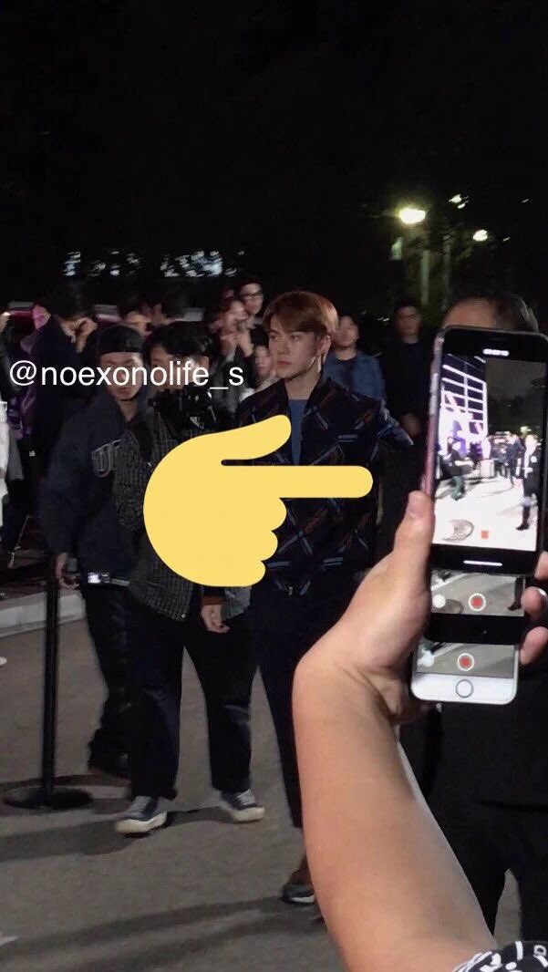 모름지기 폰카세훈은 담기 위해선 핸드폰 세 대 정도는 한 번에 들어야