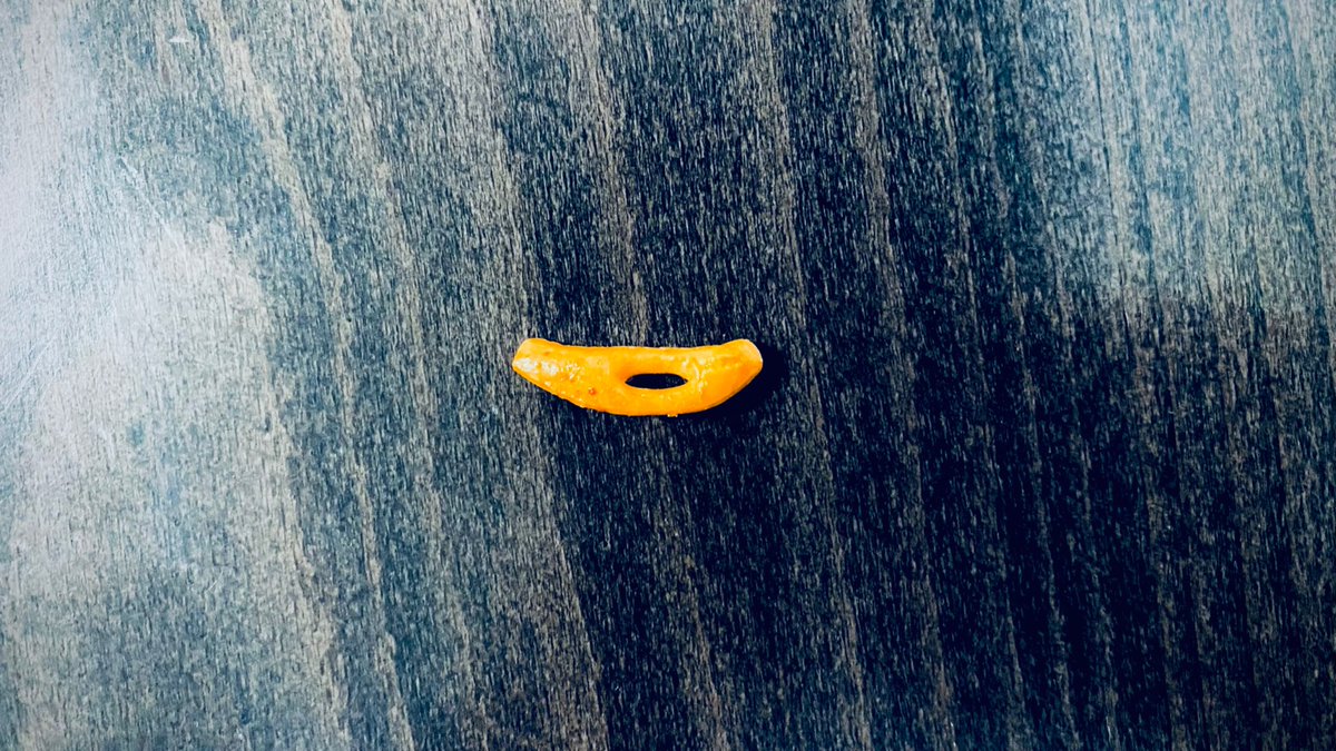 AcchinBu's tweet photo. 穴が空いてる柿の種見つけると嬉しい
#柿の種 #レア #写真 #お菓子 https://t.co/ruDhWLBlAm