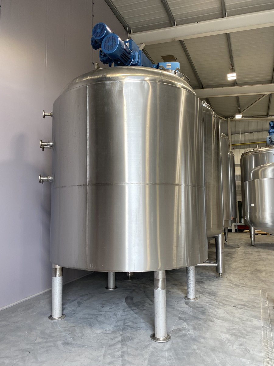 TanksandVessels's tweet photo. Mixing Tanks for Major UK Honey Producer 🍯 

Last week saw 5-off mixing tanks, all between 1.3-20m3 leave our site for installation in Wales. 

The tanks have been modified with trace heating and refurbished scrape sided mixers. 

#Engineering #Fabrication #FoodandBeverage https://t.co/KNa5QEOKK6