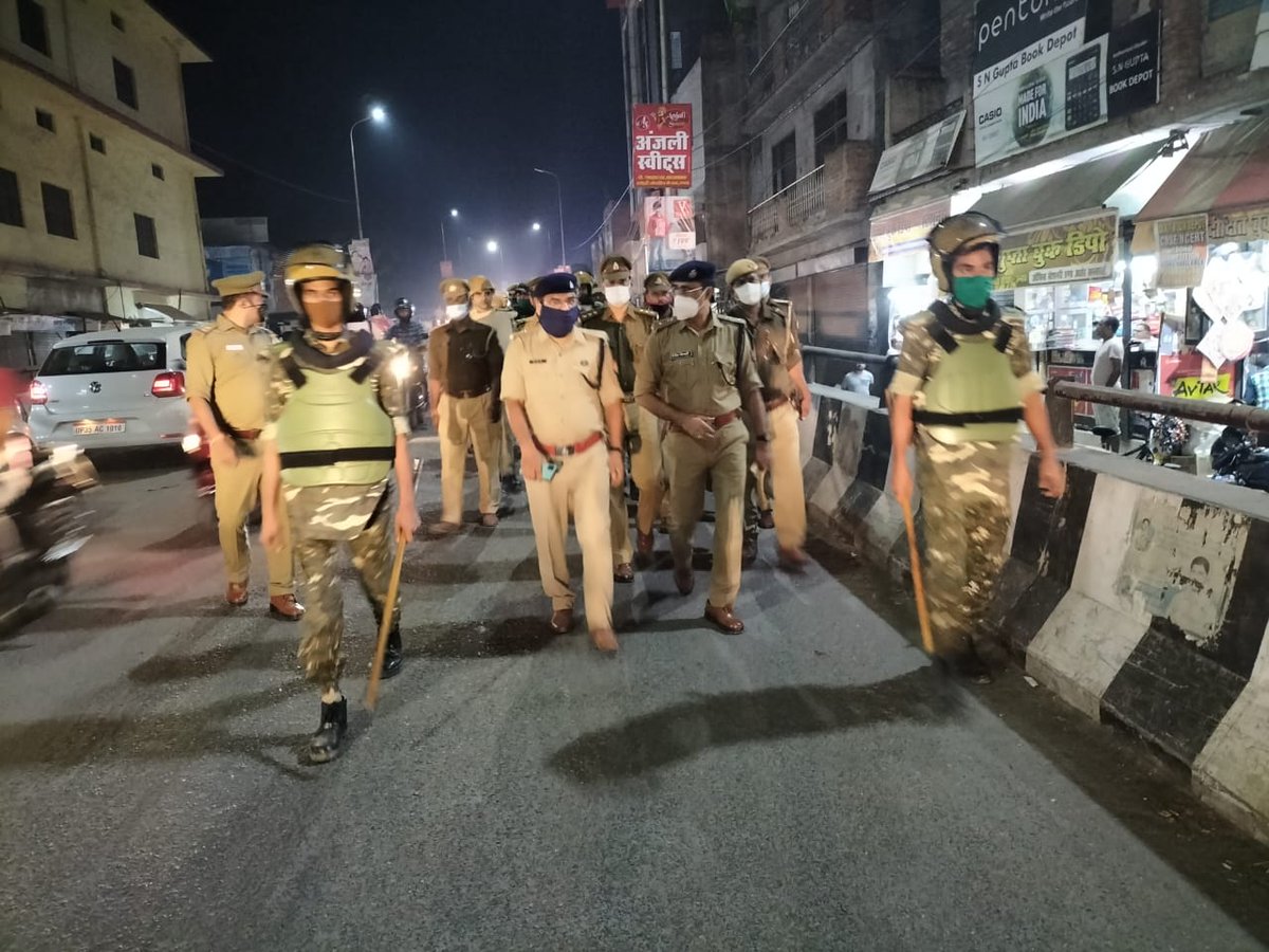 unnaopolice's tweet image. ‼️‼️आगामी त्योहारों को दृष्टिगत रखते हुए पुलिस अधीक्षक उन्नाव एवं अपर पुलिस अधीक्षक उन्नाव व क्षेत्राधिकारी नगर द्वारा दंगा नियंत्रण उपकरण से सुसज्जित भारी पुलिस बल के साथ थाना कोतवाली सदर क्षेत्रांतर्गत स्थित मुख्य बाजार में पैदल गश्त की गई ‼️‼️ #UPPolice