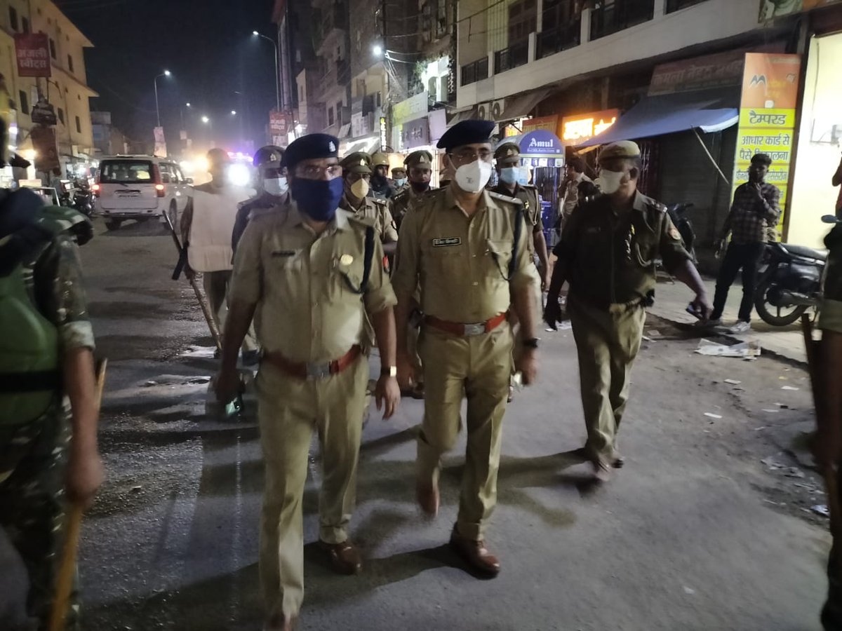 unnaopolice's tweet image. ‼️‼️आगामी त्योहारों को दृष्टिगत रखते हुए पुलिस अधीक्षक उन्नाव एवं अपर पुलिस अधीक्षक उन्नाव व क्षेत्राधिकारी नगर द्वारा दंगा नियंत्रण उपकरण से सुसज्जित भारी पुलिस बल के साथ थाना कोतवाली सदर क्षेत्रांतर्गत स्थित मुख्य बाजार में पैदल गश्त की गई ‼️‼️ #UPPolice