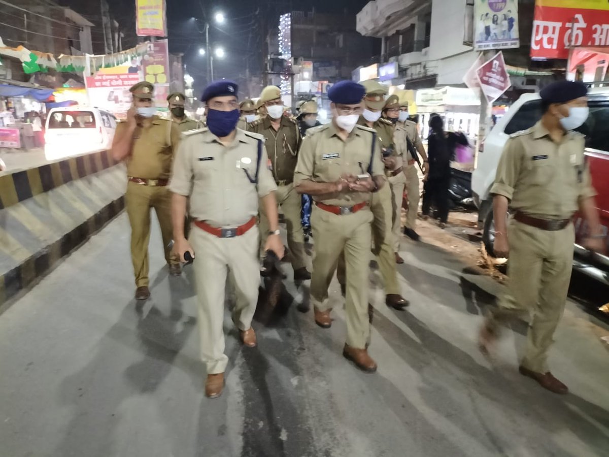 unnaopolice's tweet image. ‼️‼️आगामी त्योहारों को दृष्टिगत रखते हुए पुलिस अधीक्षक उन्नाव एवं अपर पुलिस अधीक्षक उन्नाव व क्षेत्राधिकारी नगर द्वारा दंगा नियंत्रण उपकरण से सुसज्जित भारी पुलिस बल के साथ थाना कोतवाली सदर क्षेत्रांतर्गत स्थित मुख्य बाजार में पैदल गश्त की गई ‼️‼️ #UPPolice