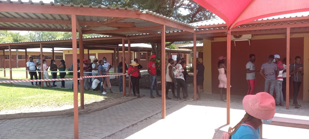 unamsrcofficial's tweet photo. Rundu Campus had a successful Exam Care Food parcel handout, this afternoon, for students that are studying on campus. The UNAM SRC leadership remains student centered! βπΎ We strive for more power to the students. #WeMustGraduate #UsWeAreGoingToPass https://t.co/pZhQXoKumv