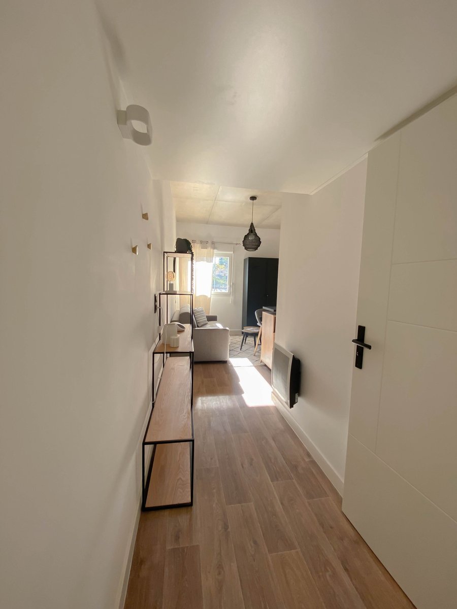 [ UNE SEMAINE, UNE LIVRAISON ]
La CASA MOOV by HELENIS propose des appartements urbains flexibles, parfaitement adaptés aux besoins des MOOVERS et dans lesquels chacun peut retrouver son intimité…
Architecte : BPA Architecture
Gestion locative : Eyliade
Décoration : <a href="/alinea_com/">alinea</a>