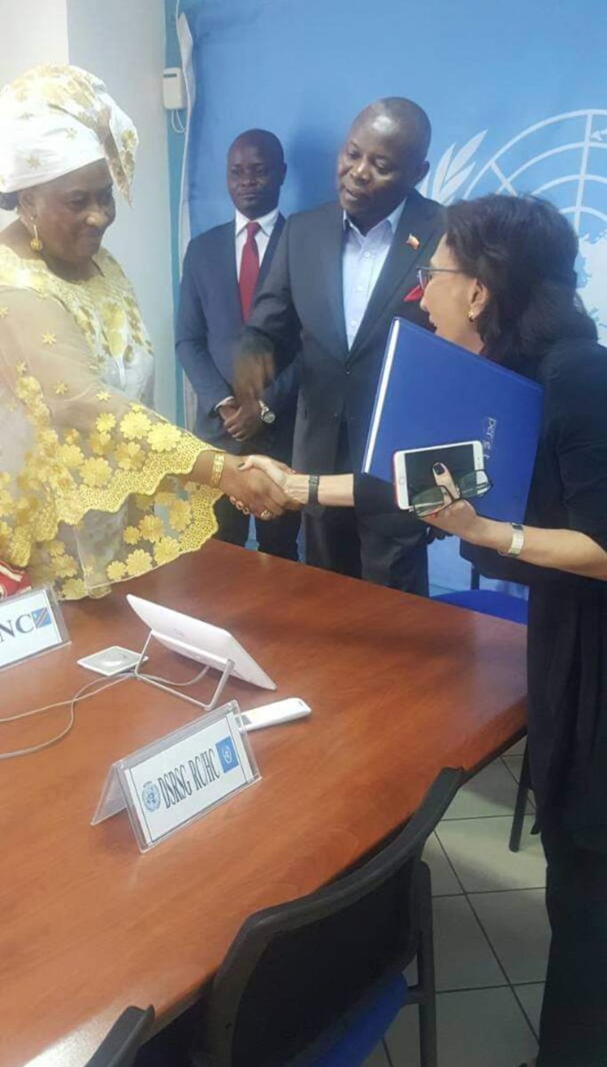 KambaleAlain's tweet photo. Il n'avait pas fait l'école buissonnière pendant qu'il était entrain de suivre ses leçons auprès du maître, le général 5 étoiles @BillyKambale1.
Même le stage à la Monusco, il l'avait passé avec succès sous l'observation du maître, le pacificateur @VitalKamerhe1. @Bibishe6 https://t.co/ywuGEJjDsc