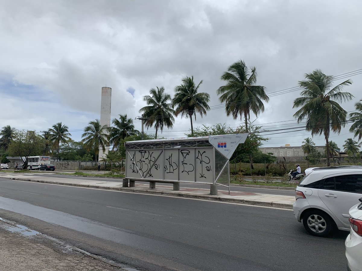 Uma pergunta simples para <a href="/smttaju/">SMTT Aracaju</a> <a href="/prefaracaju/">Eu amo Aracaju</a> 
O novo sistema de mobilidade na avenida Adélia Franco já está funcionando? Qual motivo da retirada do abrigo antigo? É justo para com o contribuinte pagar caro e ficar na chuva e no sol? Com a palavra???