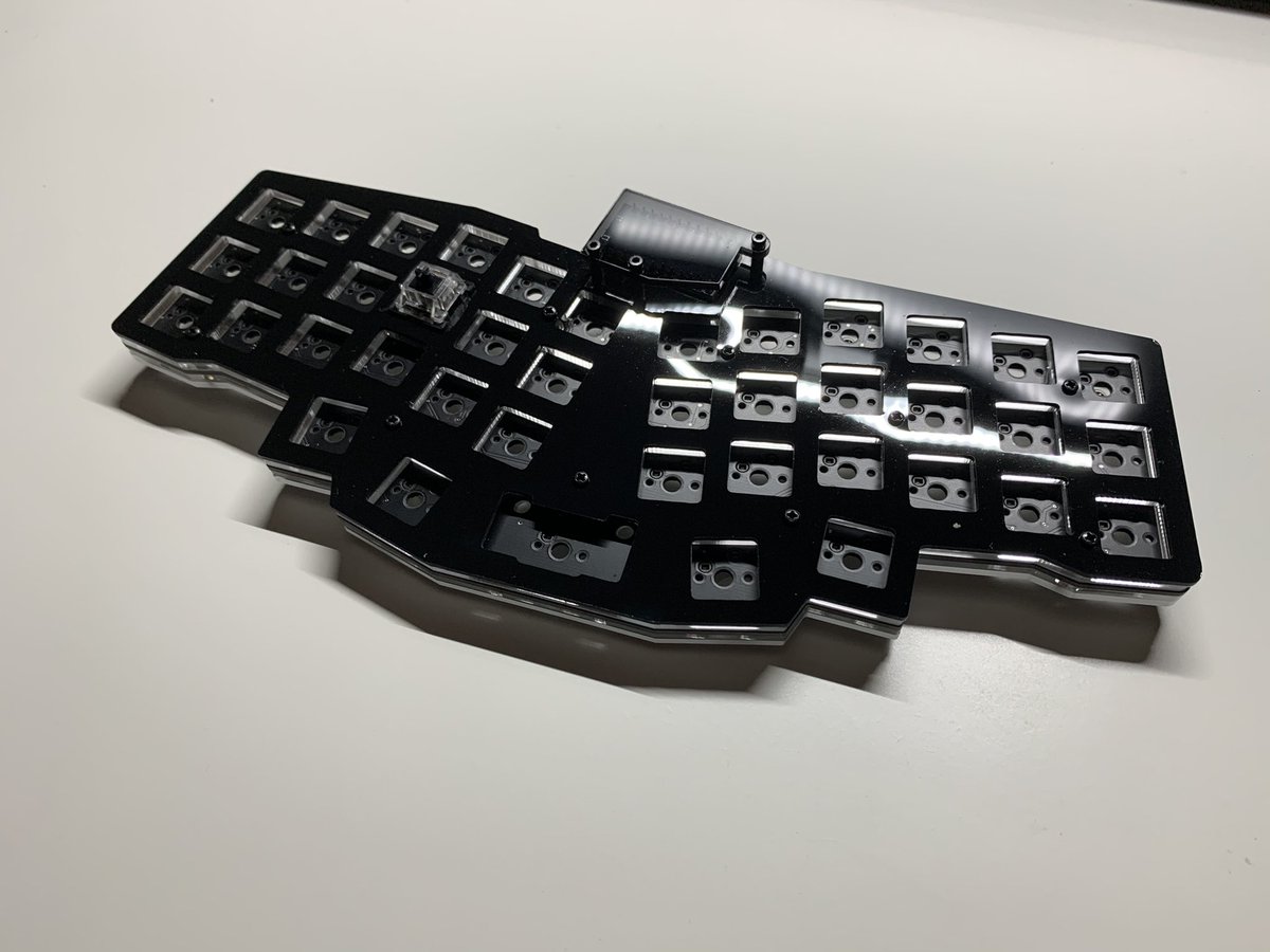 xcmkb's tweet photo. Love the black translucent promicro acrylic and black hex screw! 

#reviung41 #40keyboard #unsplitkeyboard #mechanicalkeyboard #splitkeyboard https://t.co/S6j4TeIGuz