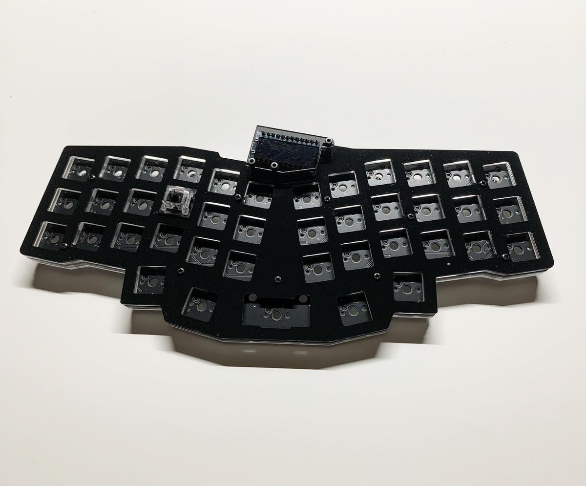 xcmkb's tweet photo. Love the black translucent promicro acrylic and black hex screw! 

#reviung41 #40keyboard #unsplitkeyboard #mechanicalkeyboard #splitkeyboard https://t.co/S6j4TeIGuz