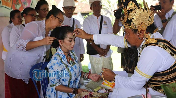 GeneralBakshi's tweet photo. Grand homecoming. Daughter of President Soekarno of Indonesia has converted to Hinduism. Bali has deep and strong cultural roots in its Hindu past https://t.co/XOGJ1DIgmO