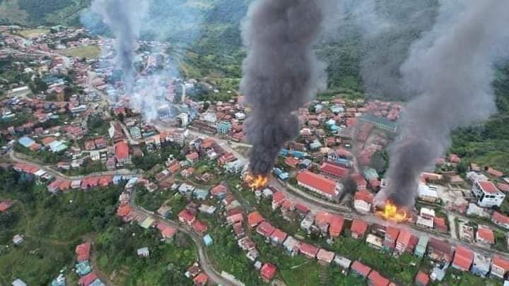 AugustineHein99's tweet photo. Htant Talan, Chin State, was set fire by military terrorists. Military terrorists  used artillery weapons to burn down all buildings of chin civilians. We need effective actions of international governments. 
#WhatsHappeningInMyanmar 
#Htantalan https://t.co/kGb5avAqJG