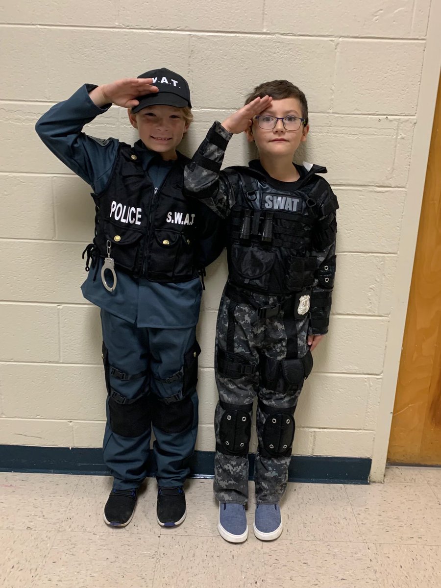 SafflesSlater's tweet photo. Fun week of dressing up for #RedRibbonWeek2021 #DrugFreeLooksLikeMe @MichiganAvenueE @BradleySchools #foxrox @TNSchoolHealth @TNRuralHealth #tncoordinatedschoolhealth https://t.co/qRP6HyYjX4