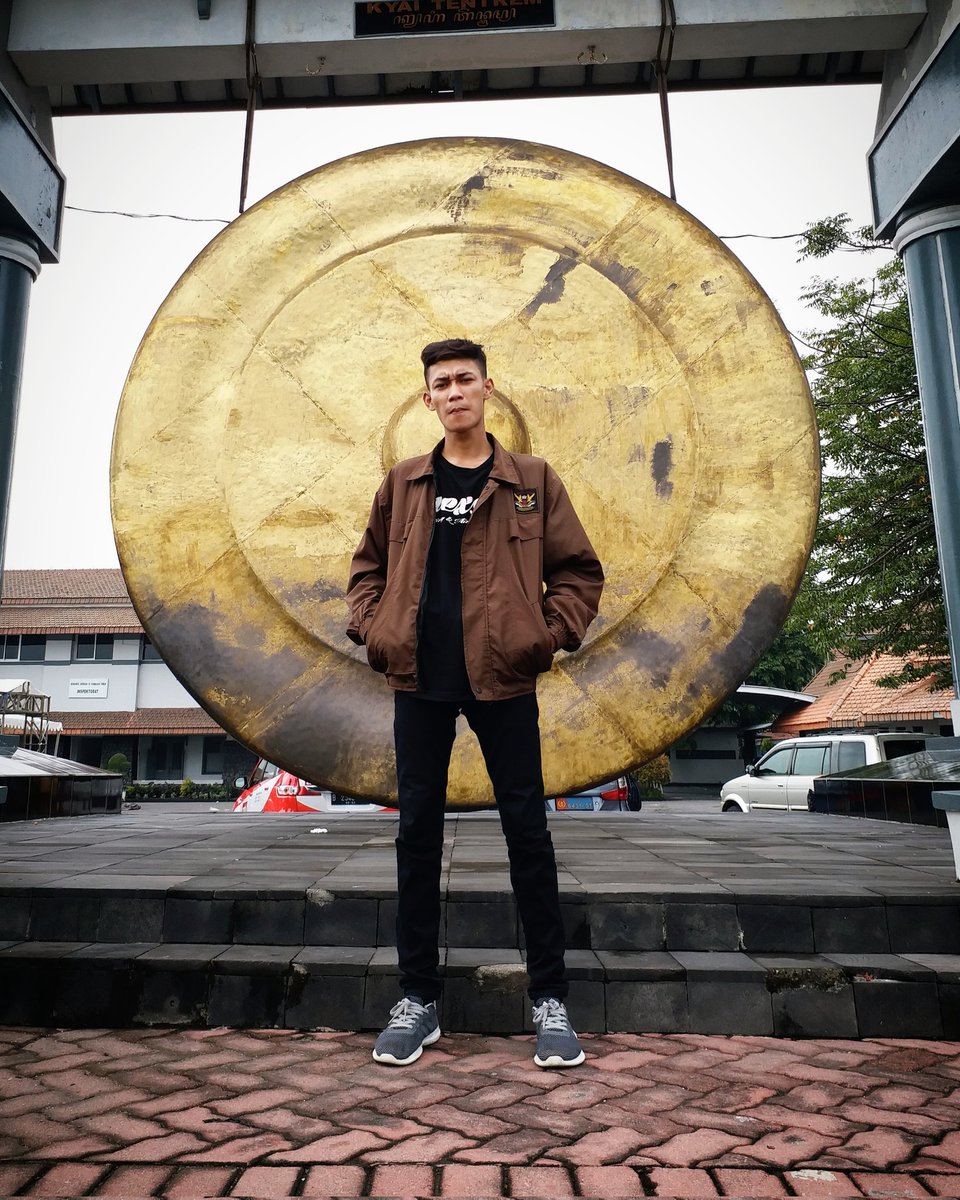 Jamalkuu's tweet photo. Gong raksasa tersebut bernama Kyai Tentrem yang berdiameter 5 meter, tebal 6 milimeter, berat 2,2 ton. https://t.co/ELK9nZNtje