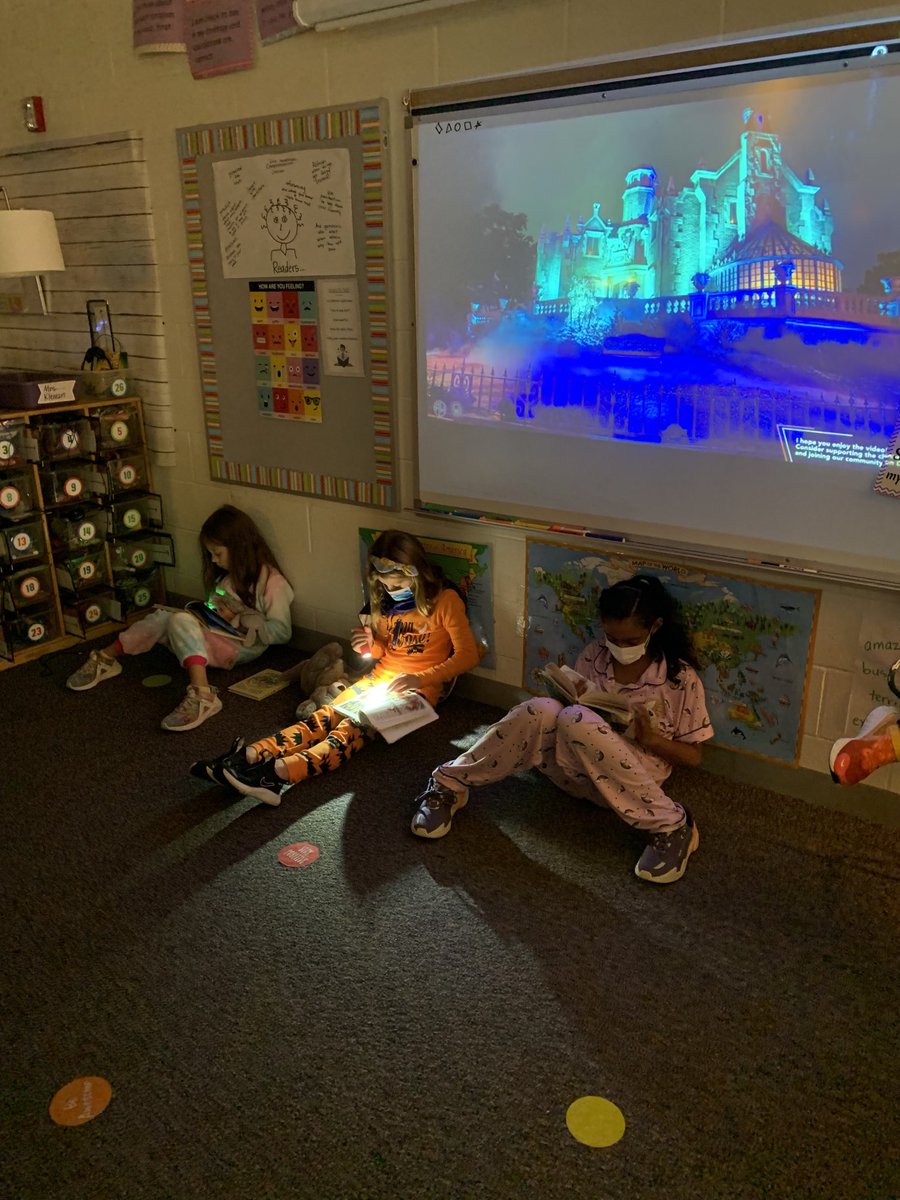 Mrsmkleman's tweet photo. It’s the perfect day for a spooky themed read-in! ⁦@ADCCampus⁩ https://t.co/sTcg5Uw2sB