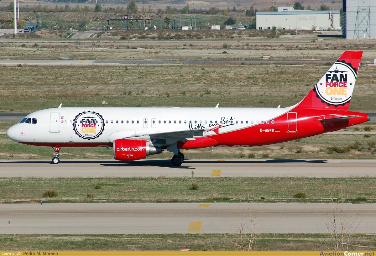pedrospotter's tweet photo. #BuenasTardes comenzamos el #finde con un nuevo aterrizaraje 🛬 en mi #coleccion de #maquetas
#JCWings
#scale1200
#Airbus #A320
#AirBerlin
Reg.: D-ABFK
#FanForceOne
#maqueta versus #realidad
#miniaturas #Diecast #modelismo
#maqueteros #Hobby #coleccionismo @FranciscoMaeso https://t.co/2g8ELrkVub
