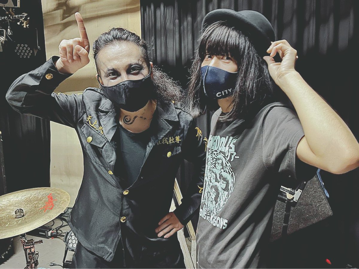KJmonmonKiNGONS's tweet photo. KiNGDOLLSツアーの初日が終了
首振りDollsのライブは相変わらず
俺の中の何かを燃やしてくれる
本当に素晴らしいの一言で
nao君は相変わらず癒し系で
初めましてのショーン君も素晴らしかった
良き夜だったよ

写真はジョニーダイアモンドとkjmonmon
再会
��しかったぜ🎩

#KiNGDOLLS https://t.co/SUroCI3kFT