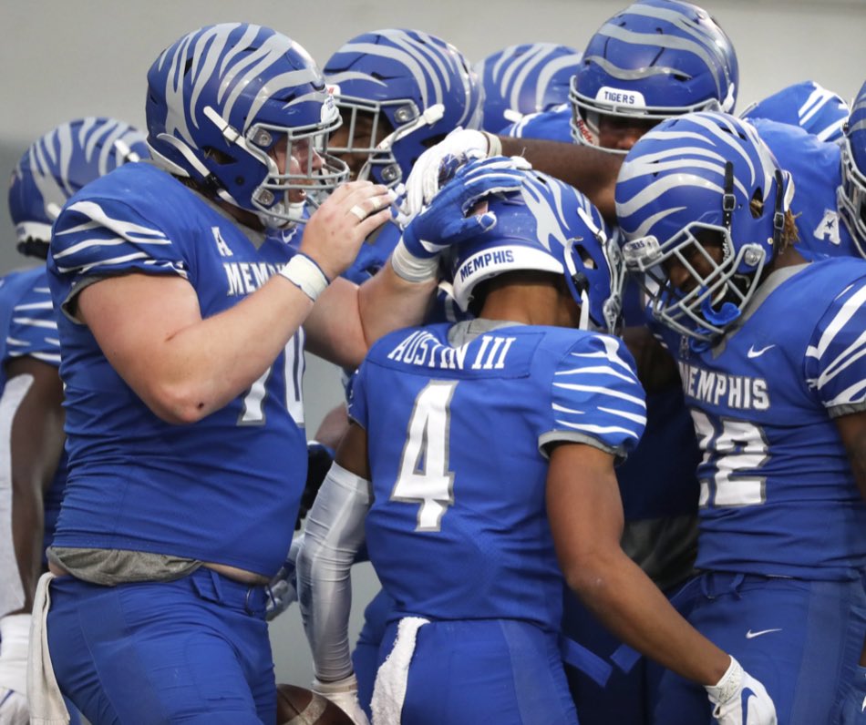 max_carroll2's tweet photo. After a great conversation with @RSilverfield I am blessed and humbled to receive an offer from my hometown University of Memphis 🖤💙 @Football_BCS @CoachJames44 @CSmithScout @MemphisFB https://t.co/UplmS4X9Aa