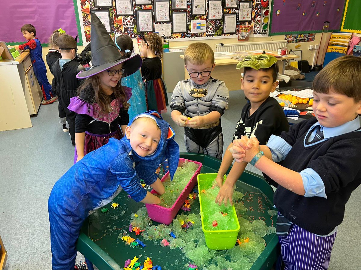 St_Thomas_ERC's tweet photo. WoOoOoOo spooky play in Primary 1 today! 👻🎃 #addingto10 #reading #phonics #creativity 🧪🧫👻👾👹🤣 2/2 https://t.co/aL0EB9qJr2