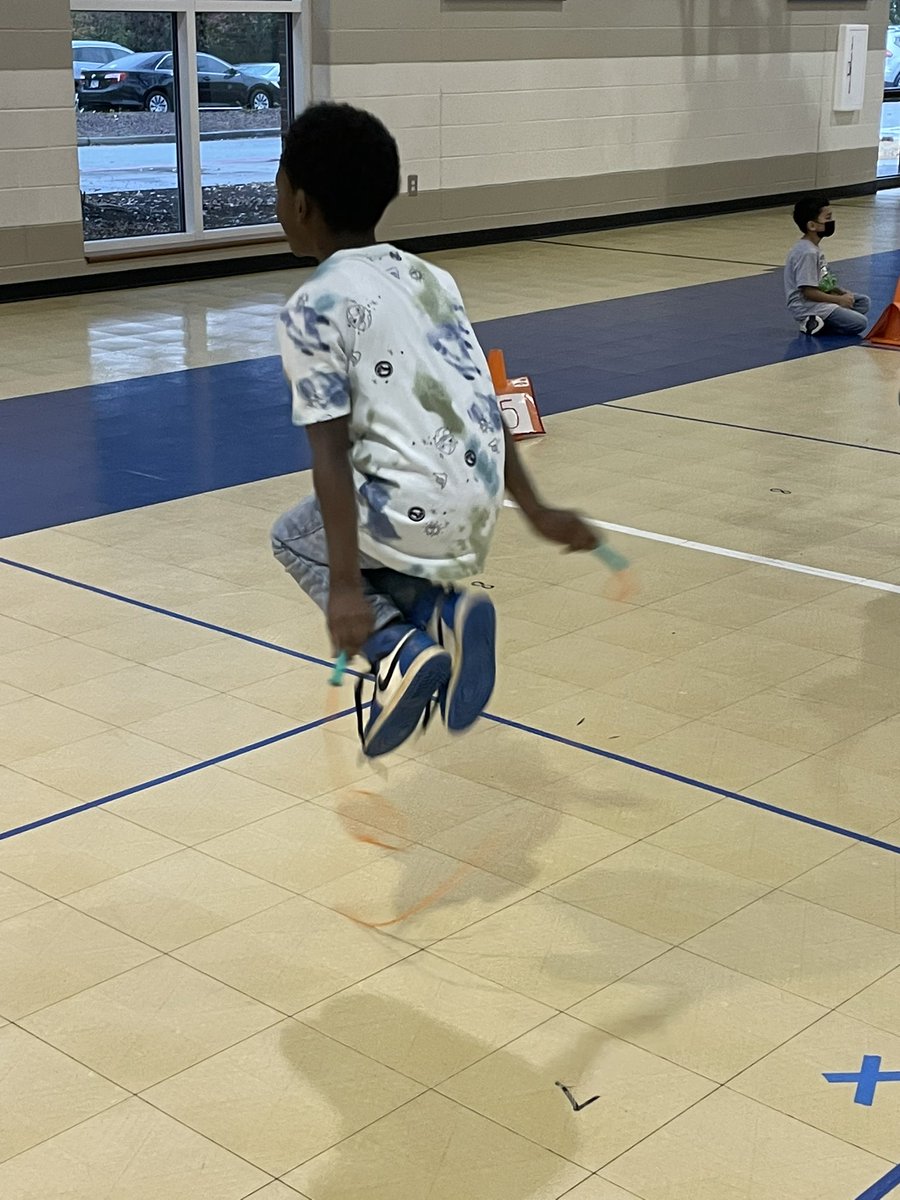 MabletonPE's tweet photo. @MabletonES we have kicked off our #KidsHeartChallenge with jumping rope! We’re also working on our addition skills as we count the number of jumps we do. @cobbhpe @CobbSchools #healthyhearts https://t.co/nuuIDNO6GT