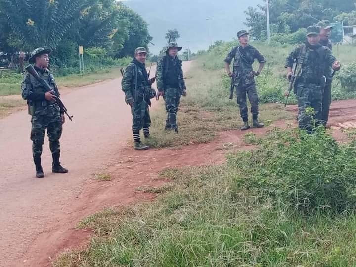 war_noir's tweet photo. #Myanmar (#Burma) 🇲🇲: #Kareni People's Defence Forces (#KPDF) have sent reinforcements to #MBPDF in Moe Bay, #Shan State.

Fighters appear to be armed with several Colt 603 - M16A1 rifles, AKM &amp; Type 56 variants and MA-1 (Mk1/2) rifles.
#WhatsHappeningInMyanmar
#Oct29Coup https://t.co/qB7gOc5PM3