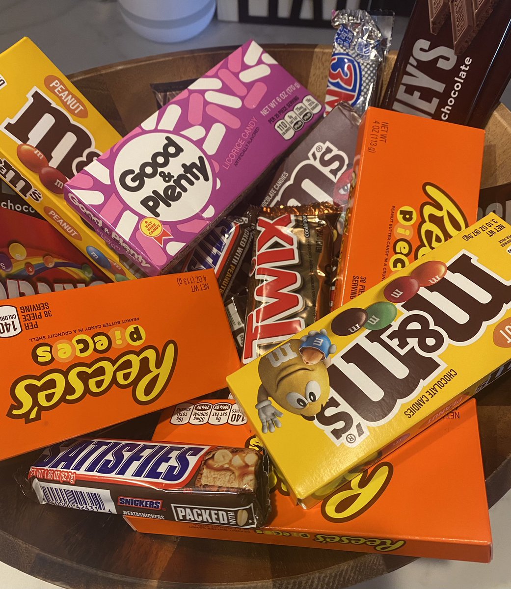 Stuckey2's tweet photo. Bought one good n plenty to put in the candy bowl for the kids in our neighborhood so I can identify the future serial killer https://t.co/GeRBe9ZeAk