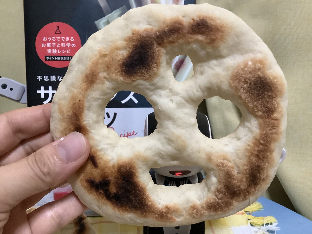 wodu_robot's tweet photo. というコトで、初めて焼いてみましたナン。#サイエンススイーツ の「ナンでムンク」のレシピでw
アレンジしてみたケド、フライパンで焼くので焦げ目がこんなカンジw
出来立ては美味しいですネ^^
#ロボホン #PLEND https://t.co/6vPJcBA77I